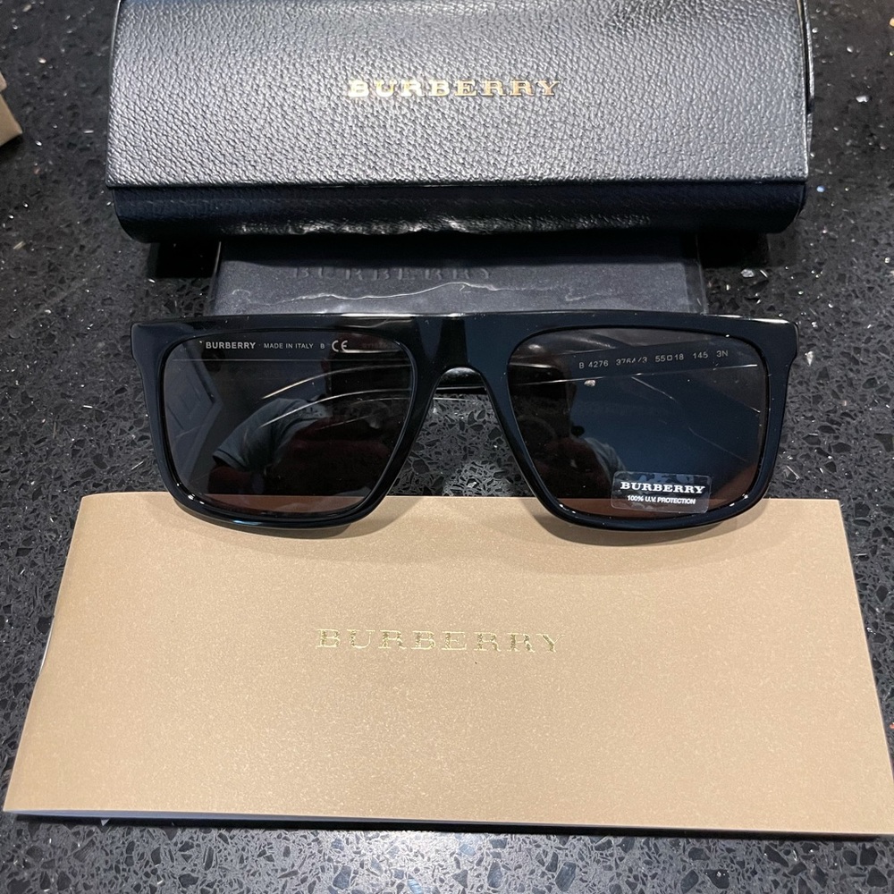 selling my sunglasses Burberry like new